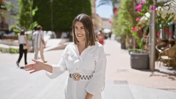 Jovem Bela Mulher Hispânica Acenando Com Alguém Cidade — Vídeo de Stock
