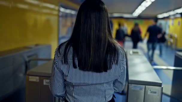 Jonge Vrouw Metro Achteraanzicht — Stockvideo