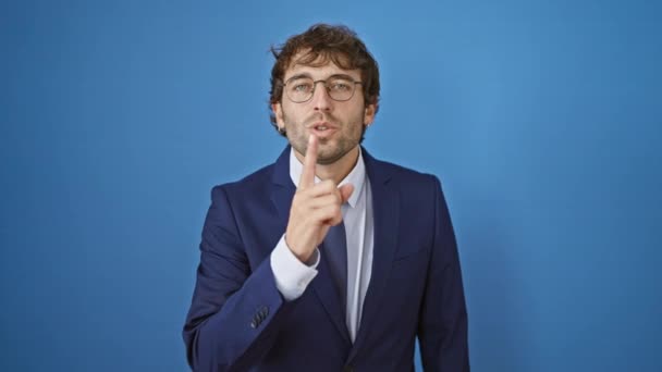 Sch Der Junge Mann Business Anzug Signalisiert Mit Dem Finger — Stockvideo
