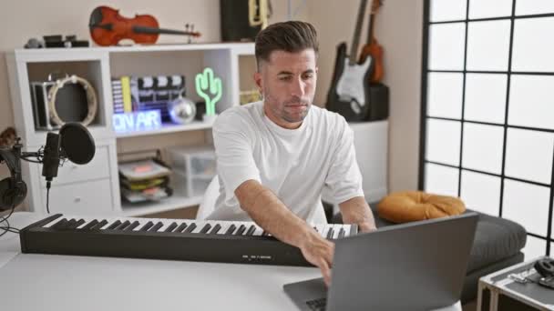 Schöner Junger Hispanischer Mann Intensiv Fokussiert Online Klavierunterricht Wirbelt Melodie — Stockvideo