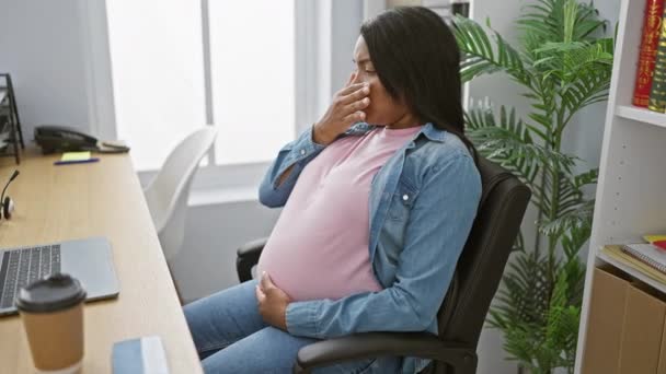 Ernstige Jonge Zwangere Zakenvrouw Aanraken Buik Lijden Misselijkheid Binnen Kantoor — Stockvideo