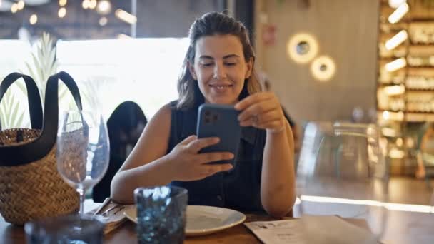 Młoda Piękna Latynoska Uśmiechnięta Szczęśliwa Korzystając Smartfona Siedzącego Stole Restauracji — Wideo stockowe