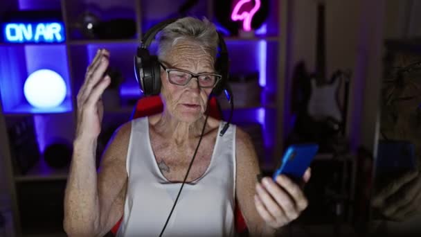 Tech Savvy Grey Haired Senior Woman Enthrals Gaming World She — Stock Video