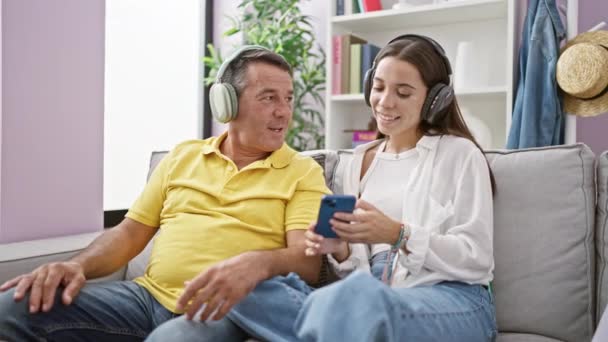 Casa Padre Amoroso Hija Cómodamente Sentado Sofá Escuchando Música Favorita — Vídeos de Stock