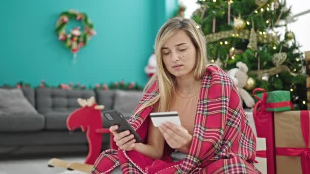 Ung Blond Kvinna Gör Shopping Fira Jul Hemma — Stockvideo
