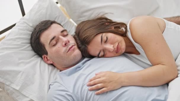 Belo Casal Deitado Cama Abraçando Uns Aos Outros Dormindo Quarto — Vídeo de Stock