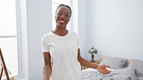 Sonrisa Acogedora Mujer Afroamericana Acostada Cama Invitándote Entrar Habitación Natural — Vídeo de stock