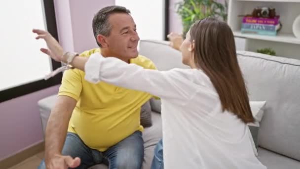 Radostné Rodinné Chvíle Otec Dcera Spolu Srdečně Objímají Sedí Doma — Stock video