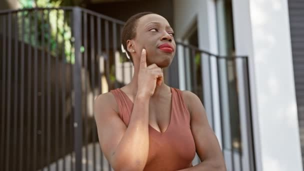 쾌활한 아프리카계 미국인 여성은 자신감을 거리에 손가락으로 하나를 행복한 아이디어는 — 비디오