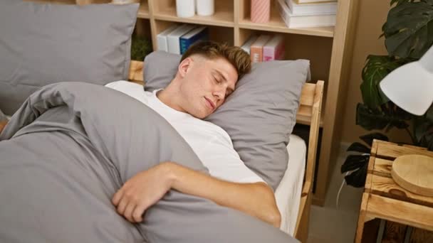 Unzufriedener Gutaussehender Junger Mann Schlafanzug Der Unter Starken Rückenschmerzen Leidet — Stockvideo
