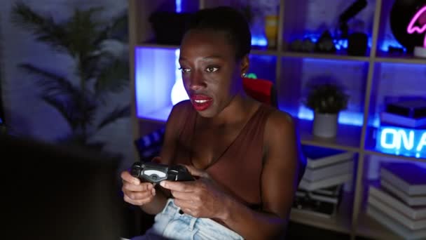 Com Medo Mulher Afro Americana Cobrindo Boca Com Mão Choque — Vídeo de Stock