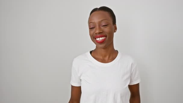Χαρούμενη Αφροαμερικανίδα Στέκεται Άνετα Εκφράζοντας Έκπληξη Δείχνοντας Αναπάντεχα Την Πλευρά — Αρχείο Βίντεο