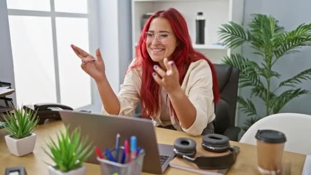Irische Elegante Junge Rothaarige Geschäftsfrau Drückt Büro Laptop Die Daumen — Stockvideo