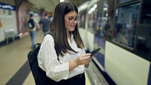 Młoda Kobieta Przy Użyciu Smartfona Metrze — Wideo stockowe