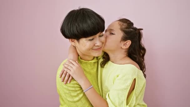 Впевнена Мати Дочка Діляться Радісними Обіймами Поцілунками Посміхаючись Над Рожевим — стокове відео