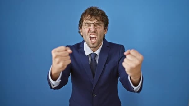 Öfkeli Sinirli Takım Elbiseli Genç Adam Öfkeden Kudurmuş Öfkesini Haykırıyor — Stok video