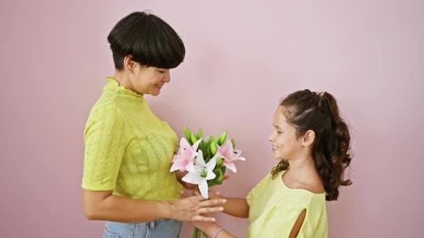 Sopra Gioioso Abbraccio Madre Figlia Con Bouquet Sorridente Sfondo Rosa — Video Stock