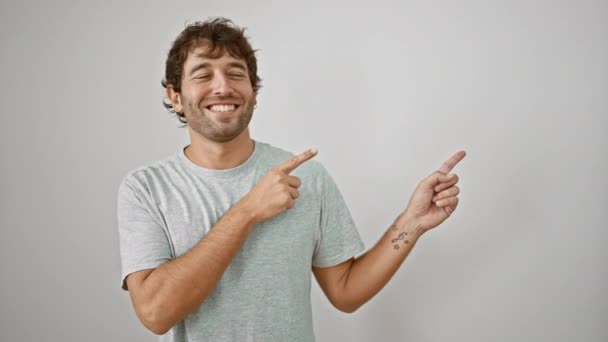 Jeune Homme Portant Shirt Souriant Regardant Caméra Pointant Avec Deux — Video