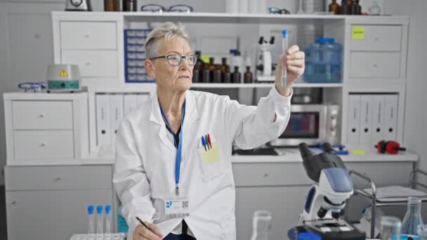 Starší Šedovlasá Žena Vědec Držící Zkumavky Dělat Poznámky Laboratoři — Stock video