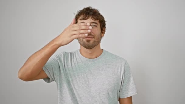 Neşeli Genç Bir Adam Tek Eliyle Gözlerini Kapatıyor Şaşırtıcı Bir — Stok video
