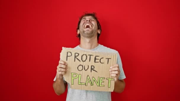 화려한 금발은 농담에 대담하게 생생한 빨간색 배경에 우리의 행성을 보호배너를 — 비디오