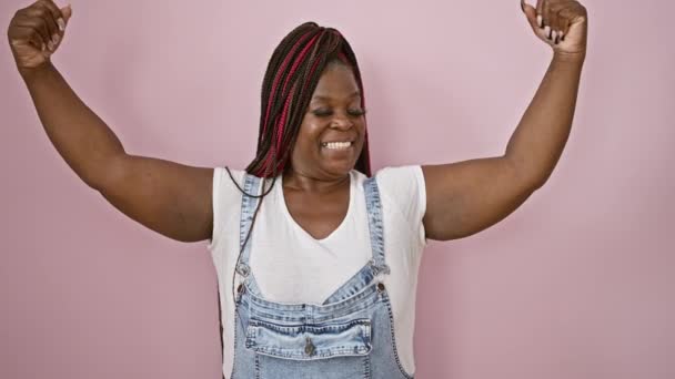 Спортивная Африканская Американка Уверенно Показывает Жестом Сильные Руки Улыбаясь Розовом — стоковое видео