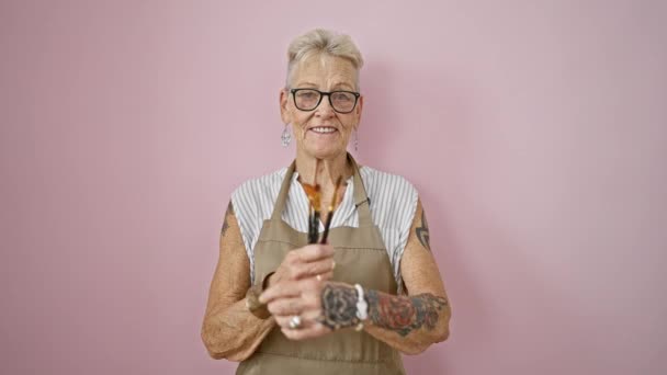 Sonriente Confiada Artista Senior Pelo Gris Gafas Encaramadas Cruza Brazos — Vídeos de Stock