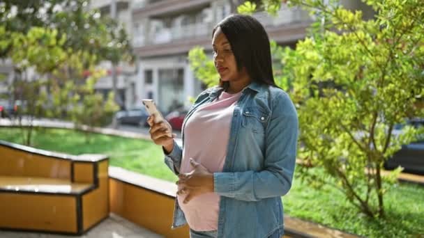 Joven Mujer Embarazada Sumerge Maternidad Mensajes Texto Pausado Acunando Vientre — Vídeos de Stock