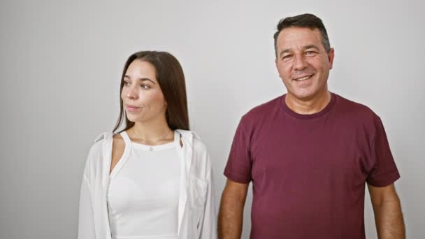 Otec Dcera Duo Ohromen Roztomilý Hispánský Rodina Hledá Straně Překvapením — Stock video