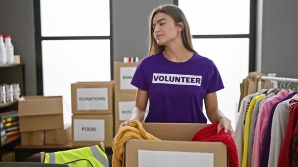 Mulher Hispânica Jovem Confiante Sorrindo Lindamente Voluntariando Centro Caridade Com — Vídeo de Stock