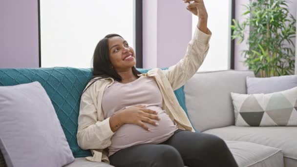 Vrolijke Jonge Zwangere Vrouw Zitten Chatten Aan Telefoon Neemt Een — Stockvideo