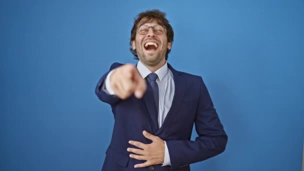 Pemuda Pirang Dalam Setelan Bisnis Telah Tertawa Pada Anda Menunjuk — Stok Video
