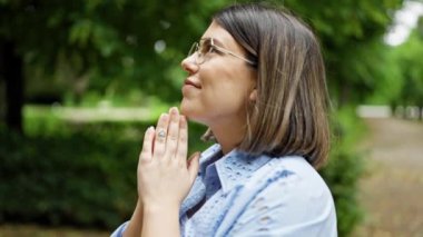 Parkta dua eden genç bir kadının portresi.
