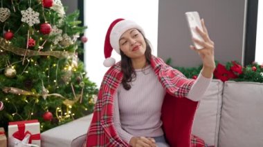 Evdeki kanepede Noel 'i kutlayan kadın.