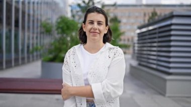 Stockholm sokaklarında kendinden emin gülümseyen güzel bir İspanyol kadın.