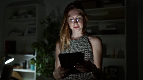 Jovem Loira Mulher Empresária Usando Touchpad Trabalhando Sorrindo Escritório — Vídeo de Stock