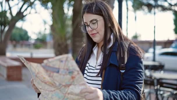 Ung Kvinna Turist Med Karta Och Ryggsäck — Stockvideo