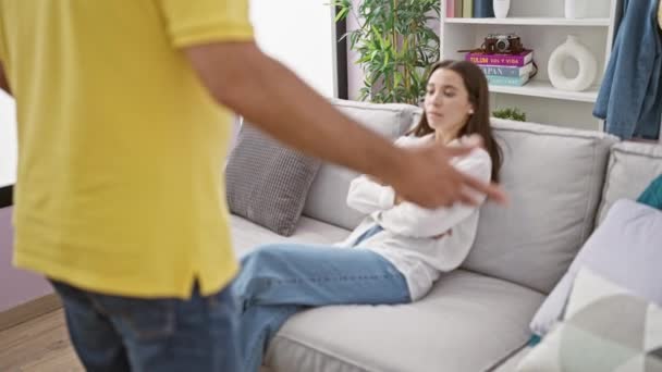 西班牙父亲和女儿在家里陷入了一场严肃的争论 他们的爱情危在旦夕 因为他们都坐在客厅的沙发上 从他们的表情和举止中可以看出他们的愤怒 — 图库视频影像