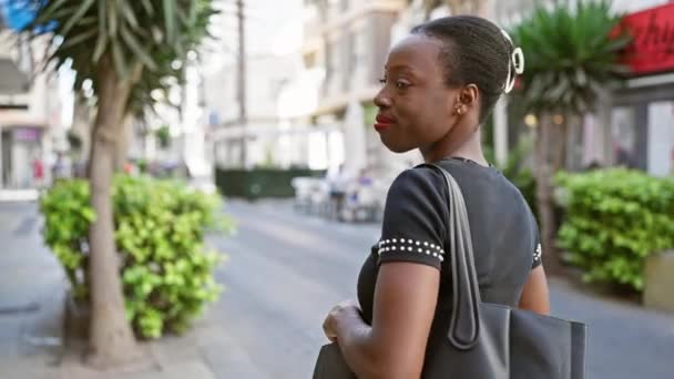 Neşe Dolu Afro Amerikan Kadını Şehir Caddesinde Kollarını Kavuşturup Gülümseyerek — Stok video