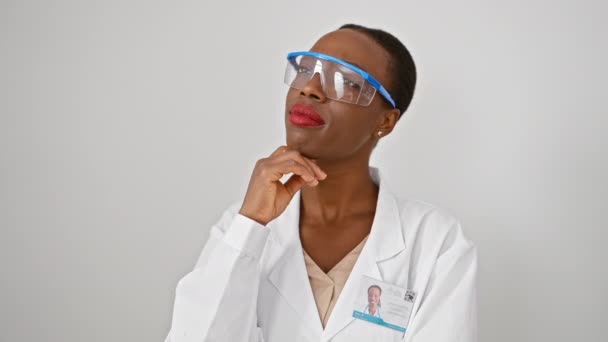 Mujer Afroamericana Desconcertada Uniforme Científico Con Dedo Barbilla Inmersa Pensamiento — Vídeo de stock