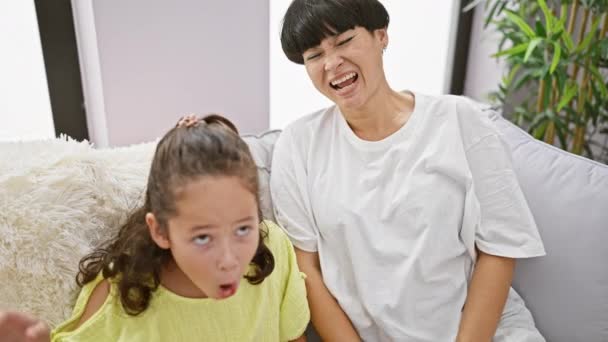 Riendo Madre Hija Disfrutando Divertido Momento Juntos Casa Sentados Acogedor — Vídeo de stock