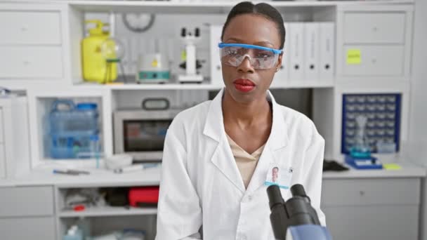 Afroamerikanische Wissenschaftlerin Eine Wunderschöne Fachfrau Ihrem Bereich Spricht Über Ihre — Stockvideo