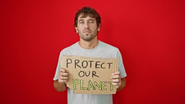 Нервовий Молодий Чоловік Тримає Прапор Захистити Нашу Планету Скептично Налаштована — стокове відео