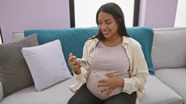 Joven Mujer Embarazada Alegre Relaja Comodidad Del Hogar Sonriendo Mientras — Vídeos de Stock