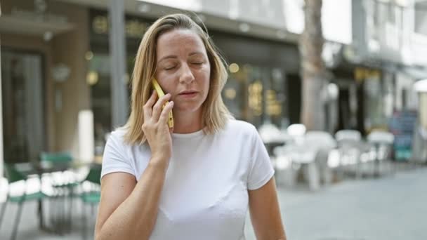 Стильна Молода Блондинка Глибоко Поглинула Серйозну Телефонну Розмову Стоячи Відкритому — стокове відео
