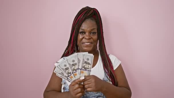 Usmívající Sebevědomá Afroameričanka Copánky Zakrývajícími Ústa Dolary Stojící Izolovaně Nad — Stock video