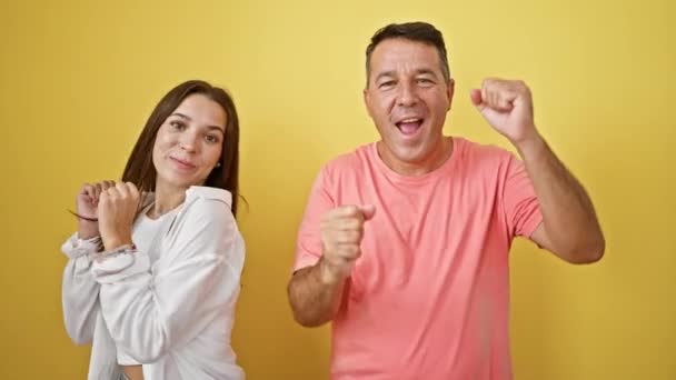 Confiado Padre Radiante Hija Celebrando Una Victoria Juntos Pie Sonriéndose — Vídeos de Stock
