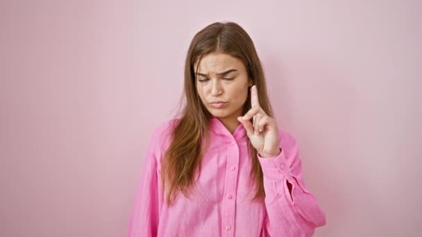 Расстроенная Сердитая Молодая Красивая Латиноамериканка Классной Прической Говорит Розовом Изолированном — стоковое видео
