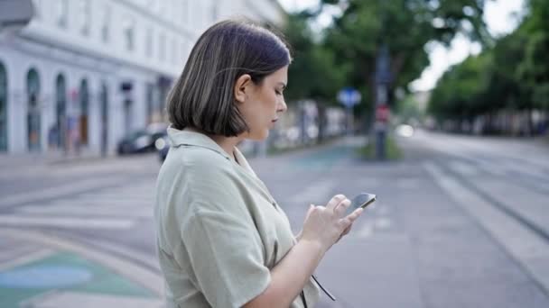 Mulher Jovem Usando Smartphone Rua — Vídeo de Stock