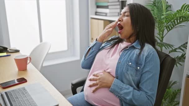 オフィスで彼女の腹に触れながら疲れた若い妊娠中のビジネスマンは プロの世界で母性を体現しています — ストック動画
